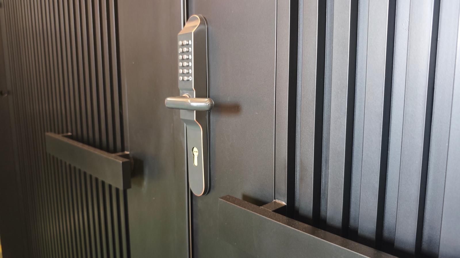 Close-up Aluminum Alloy Luxury Black Double Swing  Gate with digital lock and key-Wholesale